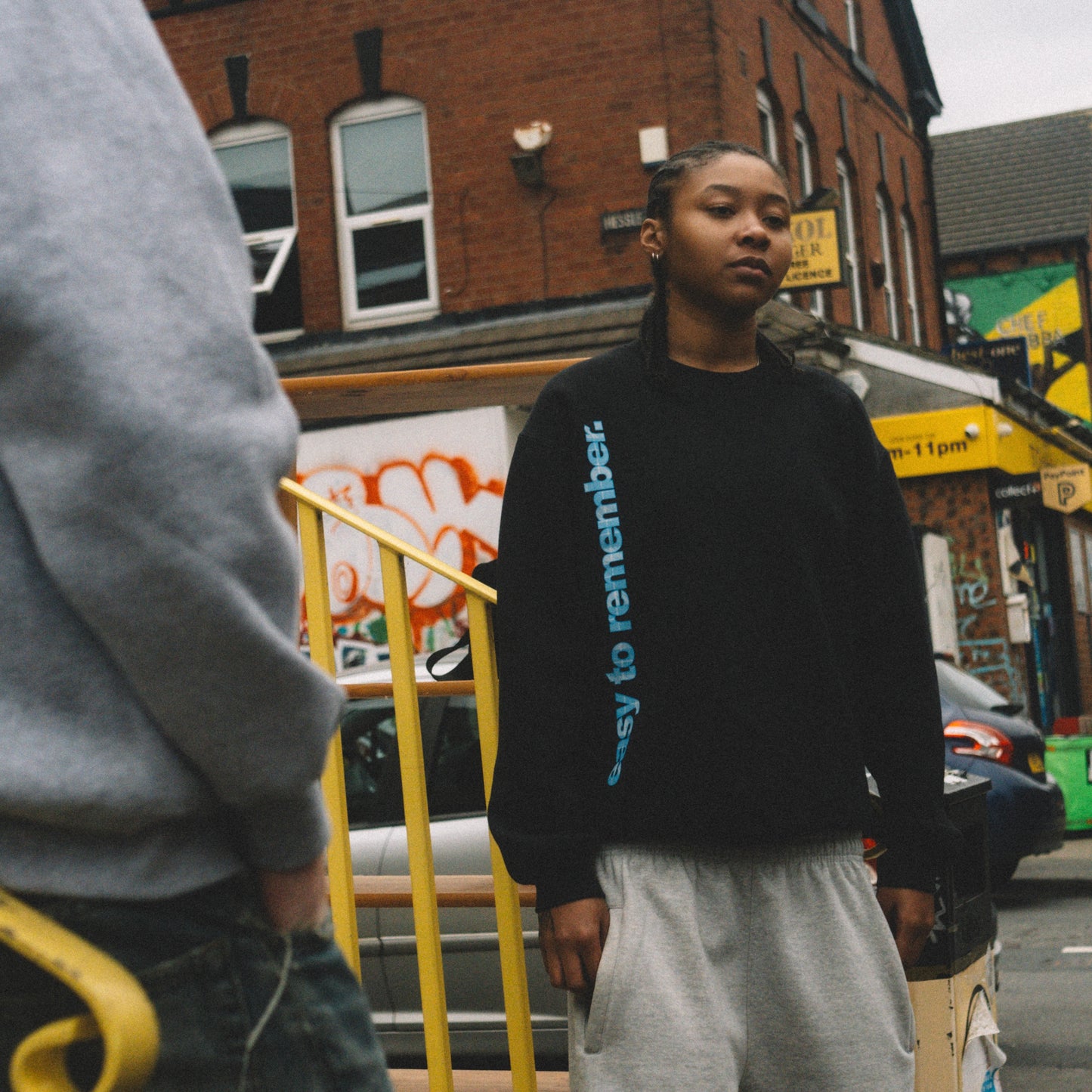 side logo sweater black